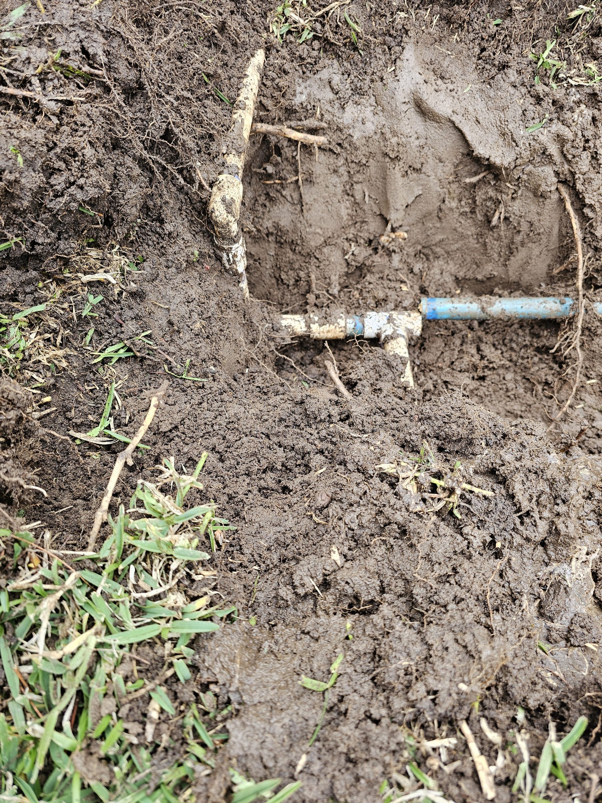 Before: Class 200 tee with disconnected blue pipe