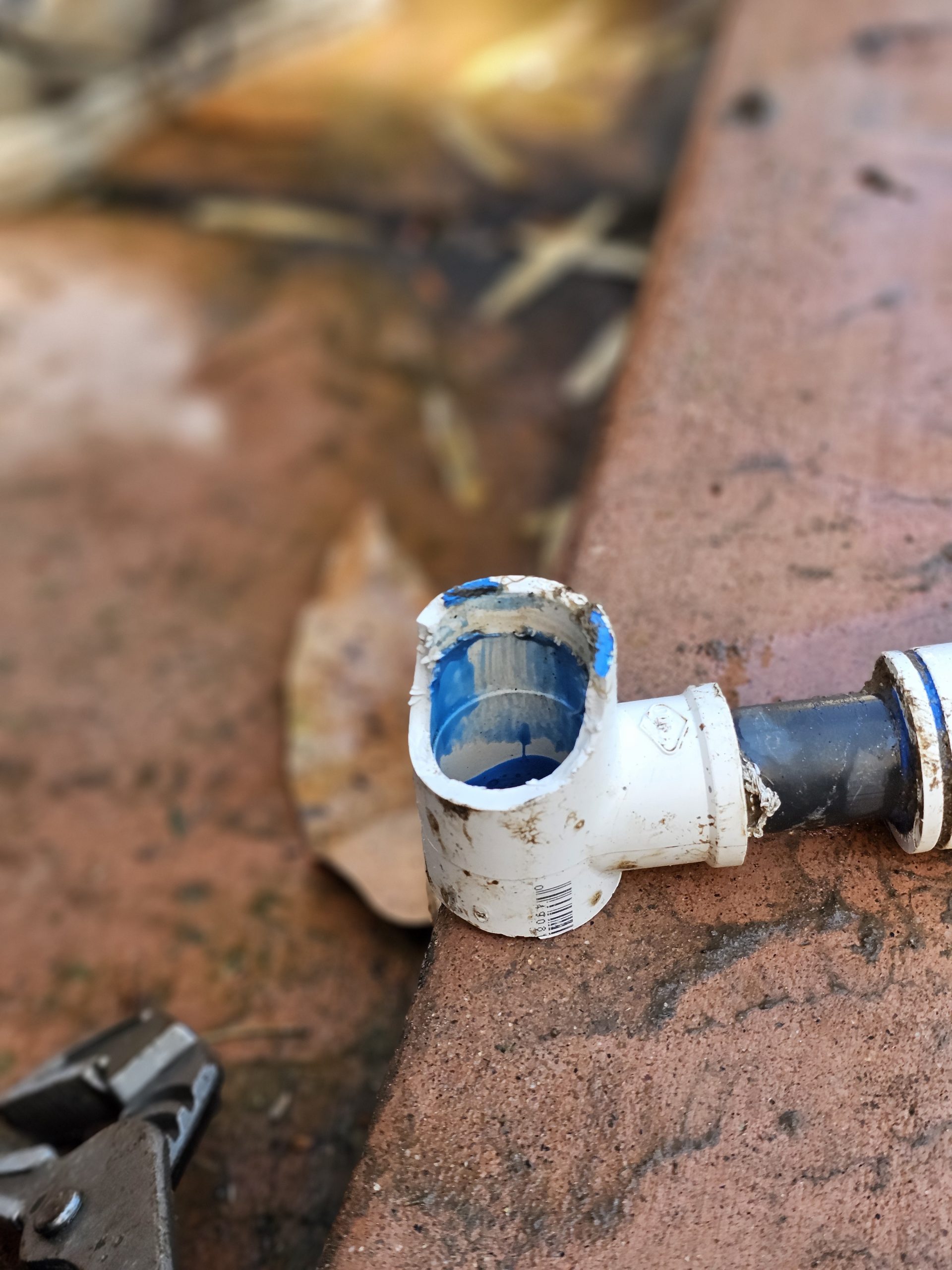 Damaged tee fitting with pipe pulled out